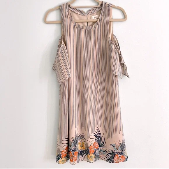 Entro Dress with Vintage Vibe Open Shoulder and Island Floral Detail at the Hem - Picture 5 of 10